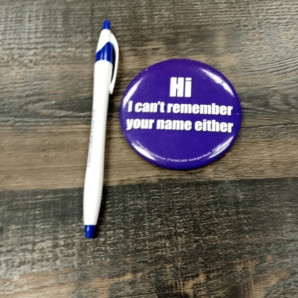 Hi I Can't Remember Your Name Either Funny Pinback Button Pin Humor Humorous - Picture 2 of 4